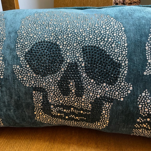 ๐Beautiful quality turquoise velvety feel lumbar pillow with sparkly skulls NWT - Picture 14 of 16